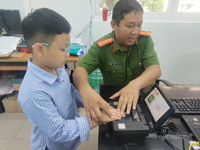 Nhiều trẻ em hồ hởi đến làm thẻ căn cước- Ảnh 4. Nhiều trẻ em hồ hởi đến làm thẻ căn cước- Ảnh 4.