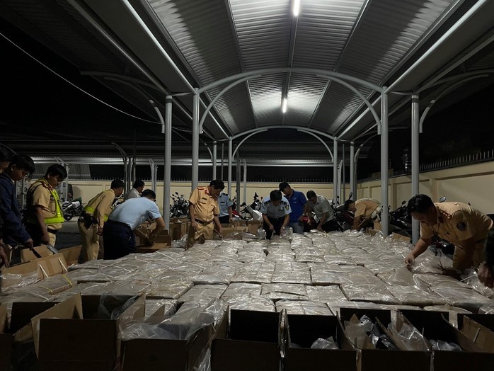 TP HCM: Bắt giữ số lượng "khủng" thuốc lá điếu nhập lậu trị giá 3,5 tỉ đồng- Ảnh 2. TP HCM: Bắt giữ số lượng "khủng" thuốc lá điếu nhập lậu trị giá 3,5 tỉ đồng- Ảnh 2.