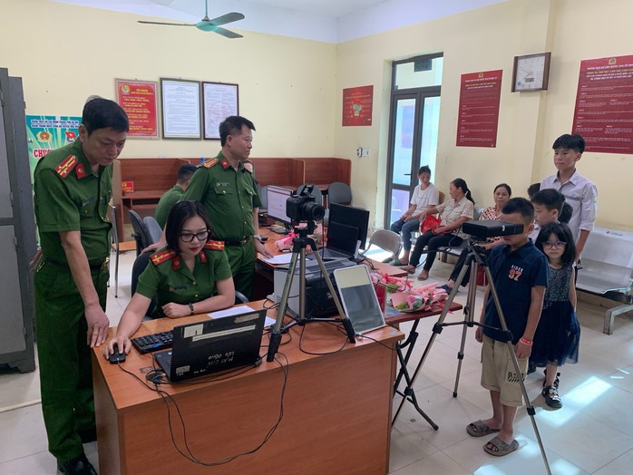 Nhiều trẻ em hồ hởi đến làm thẻ căn cước- Ảnh 2. Nhiều trẻ em hồ hởi đến làm thẻ căn cước- Ảnh 2.