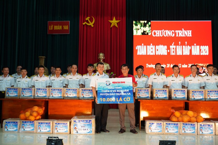 Nhà báo Nguyễn Hồng Ánh trong dịp tham dự chương trình “Xuân biên cương - Tết hải đảo” năm 2020, trao tặng chiến sĩ và ngư dân huyện đảo Trường Sa 10.000 lá cờ Tổ quốc Ảnh: QUANG LIÊM Nhà báo Nguyễn Hồng Ánh trong dịp tham dự chương trình “Xuân biên cương - Tết hải đảo” năm 2020, trao tặng chiến sĩ và ngư dân huyện đảo Trường Sa 10.000 lá cờ Tổ quốc Ảnh: QUANG LIÊM