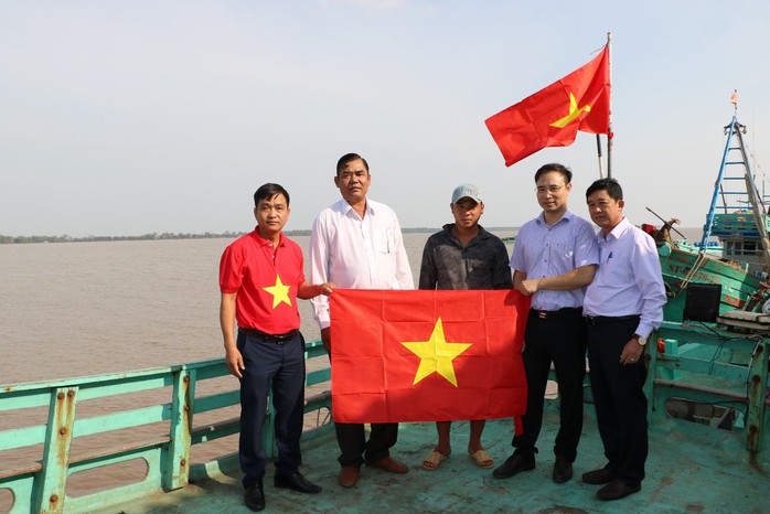 Nhà báo Trần Công Tuấn (bìa trái) trong lần trao cờ Tổ quốc tại tỉnh Sóc TrăngẢnh: PHÚC NGUYÊN Nhà báo Trần Công Tuấn (bìa trái) trong lần trao cờ Tổ quốc tại tỉnh Sóc TrăngẢnh: PHÚC NGUYÊN