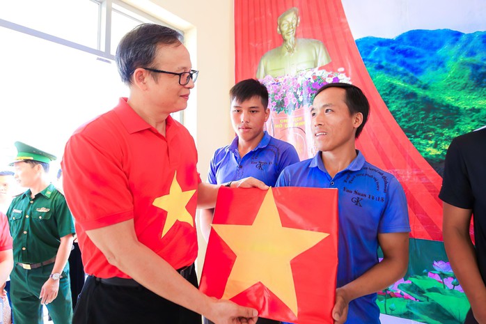 Nhà báo Phạm Hồng Kỳ (bên trái) trong lần trao 5.000 lá cờ Tổ quốc cho chiến sĩ biên phòng và đồng bào biên giới tỉnh Lai Châu vào tháng 5-2023Ảnh: HỮU HƯNG Nhà báo Phạm Hồng Kỳ (bên trái) trong lần trao 5.000 lá cờ Tổ quốc cho chiến sĩ biên phòng và đồng bào biên giới tỉnh Lai Châu vào tháng 5-2023Ảnh: HỮU HƯNG