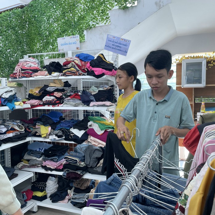 Công nhân ấm lòng với dòng chữ: “Ở đây có thuốc, quần áo 0 đồng”- Ảnh 8. Công nhân ấm lòng với dòng chữ: “Ở đây có thuốc, quần áo 0 đồng”- Ảnh 8.