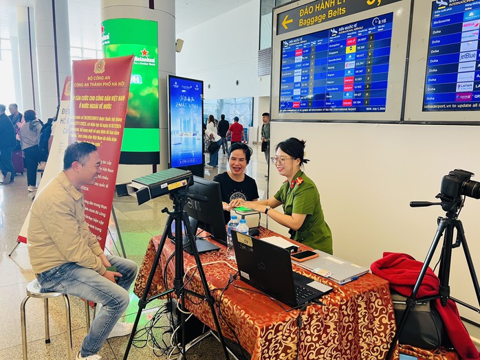 Nhiều trẻ em hồ hởi đến làm thẻ căn cước- Ảnh 7. Nhiều trẻ em hồ hởi đến làm thẻ căn cước- Ảnh 7.