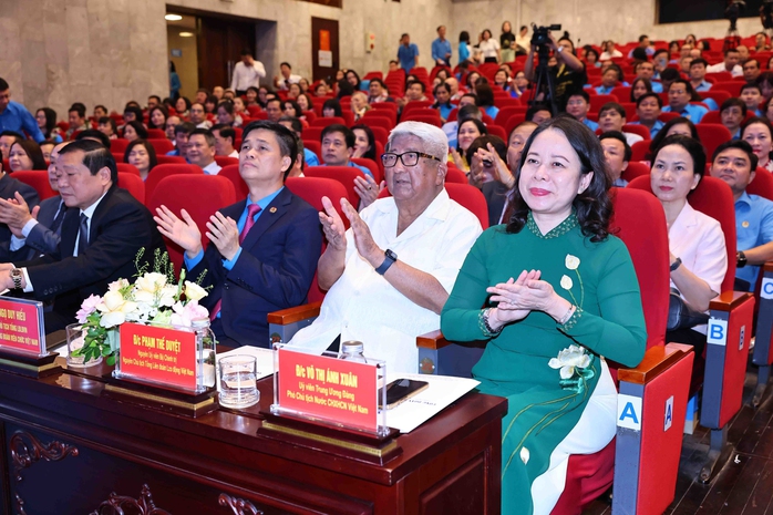Xây dựng đội ngũ trí thức và tổ chức Công đoàn vững mạnh- Ảnh 1. Xây dựng đội ngũ trí thức và tổ chức Công đoàn vững mạnh- Ảnh 1.