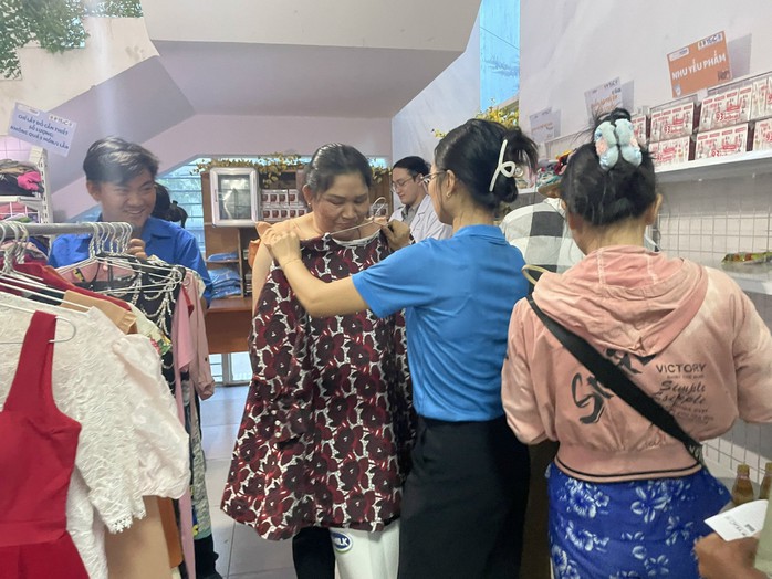 Công nhân ấm lòng với dòng chữ: “Ở đây có thuốc, quần áo 0 đồng”- Ảnh 1. Công nhân ấm lòng với dòng chữ: “Ở đây có thuốc, quần áo 0 đồng”- Ảnh 1.