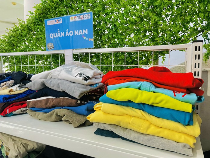 Công nhân ấm lòng với dòng chữ: “Ở đây có thuốc, quần áo 0 đồng”- Ảnh 3. Công nhân ấm lòng với dòng chữ: “Ở đây có thuốc, quần áo 0 đồng”- Ảnh 3.
