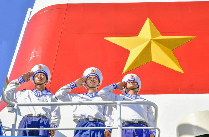 Chiến sĩ Lữ đoàn 146, Vùng 4 Hải quân thực hiện nghi thức chào cờ trước khi ra đảo thực hiện nhiệm vụ Ảnh: PHAN HỮU TÀI Chiến sĩ Lữ đoàn 146, Vùng 4 Hải quân thực hiện nghi thức chào cờ trước khi ra đảo thực hiện nhiệm vụ Ảnh: PHAN HỮU TÀI