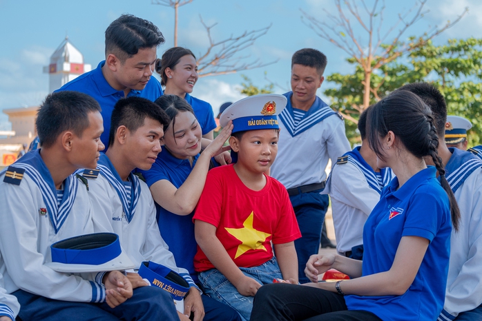 Ước mong trở thành chiến sĩ hải quân giữ gìn biển đảo quê hương Ảnh: LÊ HOÀNG MẾN Ước mong trở thành chiến sĩ hải quân giữ gìn biển đảo quê hương Ảnh: LÊ HOÀNG MẾN