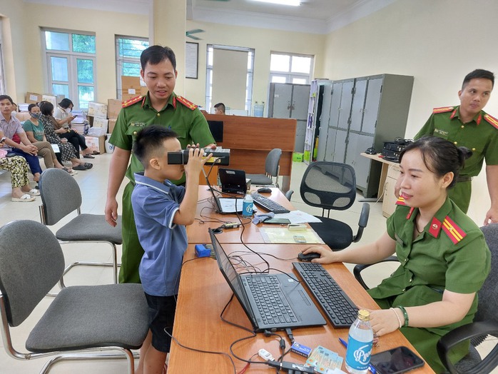 Nhiều trẻ em hồ hởi đến làm thẻ căn cước- Ảnh 6. Nhiều trẻ em hồ hởi đến làm thẻ căn cước- Ảnh 6.