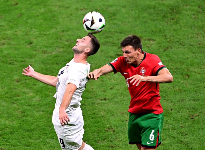 Andraz Sporar tranh bóng cùng Joao Palhinha Andraz Sporar tranh bóng cùng Joao Palhinha