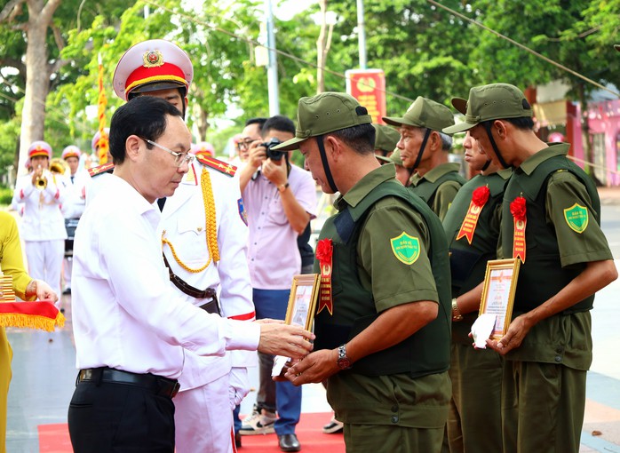 CLIP: Nhiều địa phương ở miền Tây ra mắt lực lượng bảo vệ an ninh trật tự cơ sở- Ảnh 2.