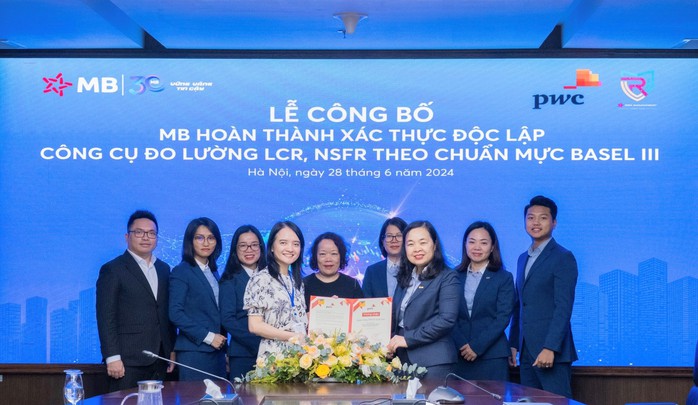 Bà Phạm Thị Trung Hà - Phó Tổng Giám đốc MB - nhận giấy chứng nhận hoàn thành xác thực độc lập công cụ đo lường LCR, NSFR theo chuẩn mực Basel III (Ảnh: MB) Bà Phạm Thị Trung Hà - Phó Tổng Giám đốc MB - nhận giấy chứng nhận hoàn thành xác thực độc lập công cụ đo lường LCR, NSFR theo chuẩn mực Basel III (Ảnh: MB)