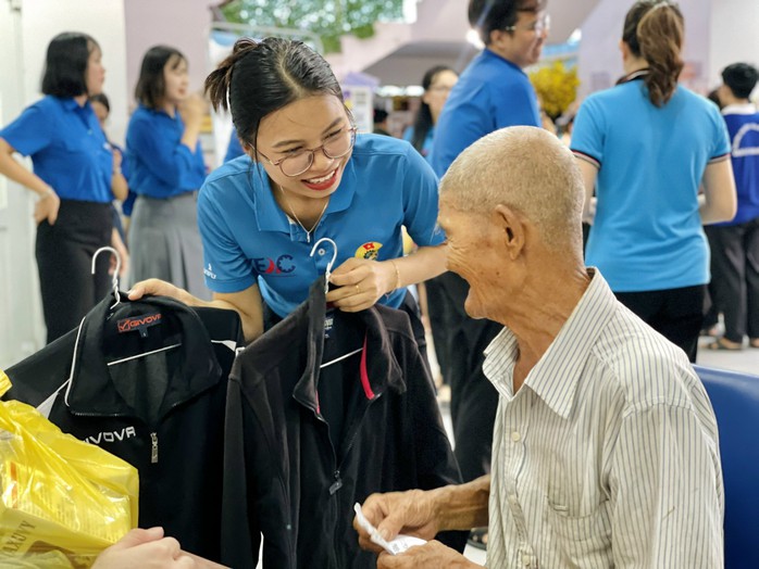 Công nhân ấm lòng với dòng chữ: “Ở đây có thuốc, quần áo 0 đồng”- Ảnh 7. Công nhân ấm lòng với dòng chữ: “Ở đây có thuốc, quần áo 0 đồng”- Ảnh 7.