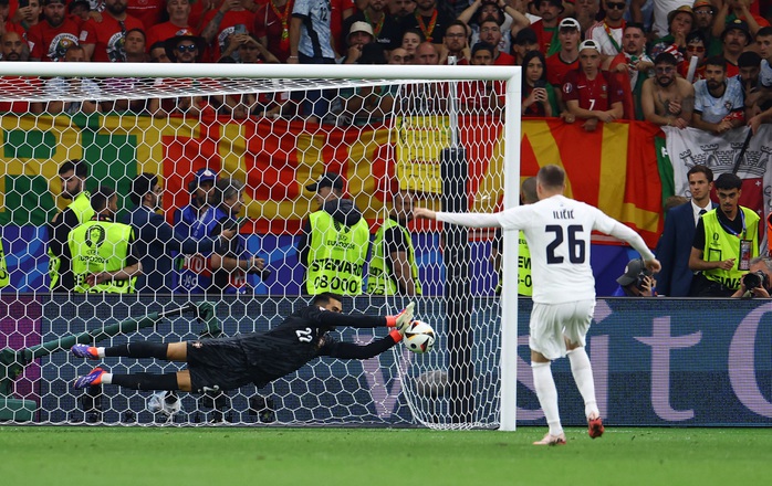 Euro 2024: Ronaldo bật khóc, Bồ Đào Nha loại Slovenia ở loạt 11 m- Ảnh 5. Euro 2024: Ronaldo bật khóc, Bồ Đào Nha loại Slovenia ở loạt 11 m- Ảnh 5.