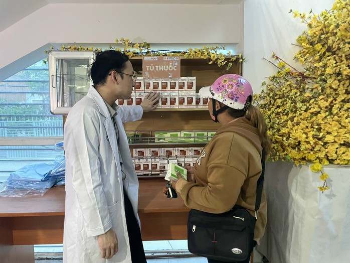Công nhân ấm lòng với dòng chữ: “Ở đây có thuốc, quần áo 0 đồng”- Ảnh 6. Công nhân ấm lòng với dòng chữ: “Ở đây có thuốc, quần áo 0 đồng”- Ảnh 6.
