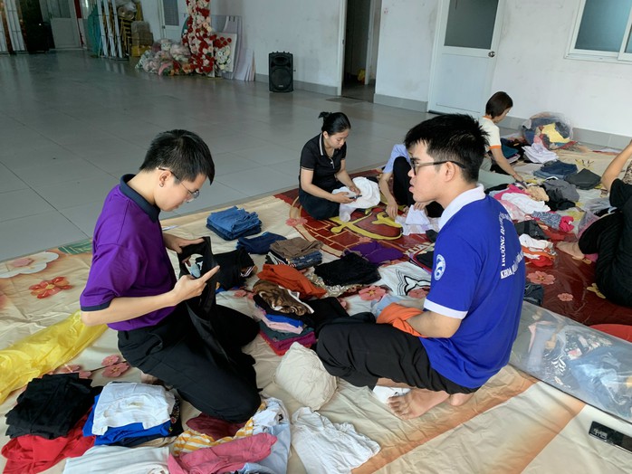 Công nhân ấm lòng với dòng chữ: “Ở đây có thuốc, quần áo 0 đồng”- Ảnh 9. Công nhân ấm lòng với dòng chữ: “Ở đây có thuốc, quần áo 0 đồng”- Ảnh 9.