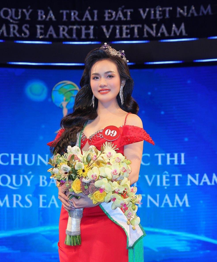 Cựu Giám đốc kinh doanh ngân hàng đăng quang Hoa hậu Quý bà Trái đất Việt Nam 2024- Ảnh 2. Cựu Giám đốc kinh doanh ngân hàng đăng quang Hoa hậu Quý bà Trái đất Việt Nam 2024- Ảnh 2.