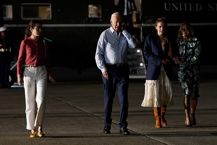 Các lãnh đạo Đảng Dân chủ bảo vệ Tổng thống Biden- Ảnh 1. Các lãnh đạo Đảng Dân chủ bảo vệ Tổng thống Biden- Ảnh 1.