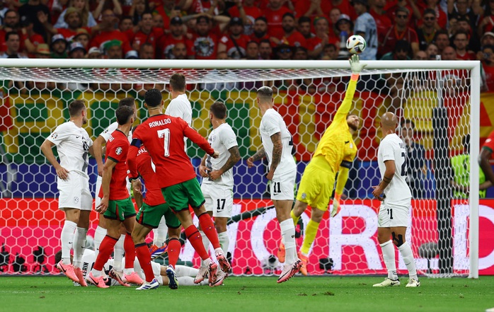 Euro 2024: Ronaldo bật khóc, Bồ Đào Nha loại Slovenia ở loạt 11 m- Ảnh 2. Euro 2024: Ronaldo bật khóc, Bồ Đào Nha loại Slovenia ở loạt 11 m- Ảnh 2.