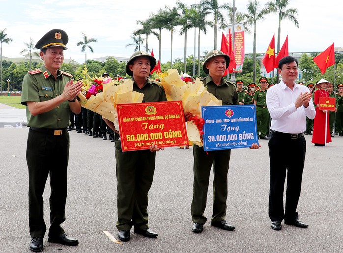 Bộ trưởng Lương Tam Quang: Lực lượng bảo vệ an ninh, trật tự cơ sở phải vì nhân dân phục vụ- Ảnh 4. Bộ trưởng Lương Tam Quang: Lực lượng bảo vệ an ninh, trật tự cơ sở phải vì nhân dân phục vụ- Ảnh 4.