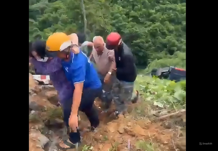 CLIP: Xe du lịch lao xuống vực, nhiều người bị thương nặng- Ảnh 1. CLIP: Xe du lịch lao xuống vực, nhiều người bị thương nặng- Ảnh 1.