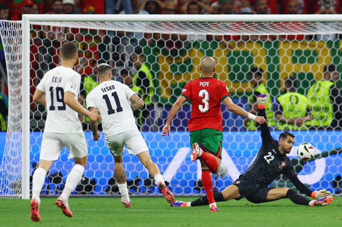 Euro 2024: Ronaldo bật khóc, Bồ Đào Nha loại Slovenia ở loạt 11 m- Ảnh 4. Euro 2024: Ronaldo bật khóc, Bồ Đào Nha loại Slovenia ở loạt 11 m- Ảnh 4.