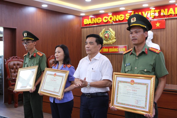 Phá đường dây tội phạm xuyên biên giới, Công an Quảng Nam được thưởng “nóng”- Ảnh 2.