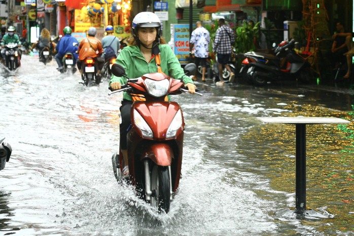 Cảnh báo mưa diện rộng ở TP HCM và Nam Bộ từ hôm nay, 11-7 đến 13-7- Ảnh 1. Cảnh báo mưa diện rộng ở TP HCM và Nam Bộ từ hôm nay, 11-7 đến 13-7- Ảnh 1.