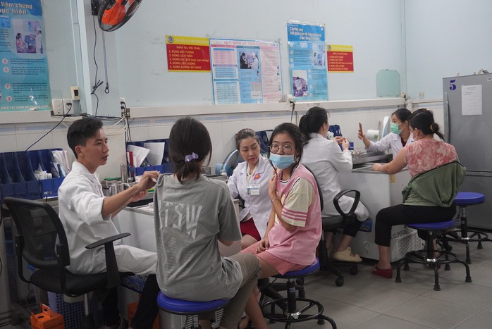 Nhiều người đổ xô đi tiêm vắc-xin bạch hầu- Ảnh 1. Nhiều người đổ xô đi tiêm vắc-xin bạch hầu- Ảnh 1.