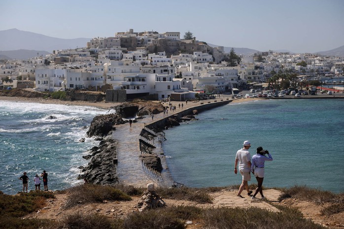 Khách du lịch thăm đảo Naxos - Hy Lạp hôm 20-6 Ảnh: REUTERS Khách du lịch thăm đảo Naxos - Hy Lạp hôm 20-6 Ảnh: REUTERS