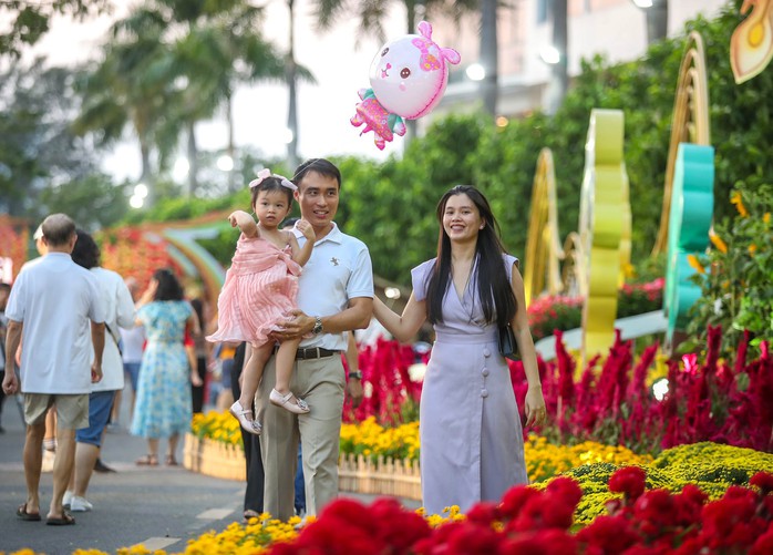 Có chính sách dân số phù hợp mới phát triển kinh tế - xã hội bền vững. Trong ảnh: Một gia đình trẻ tại TP HCM Ảnh: Hoàng Triều Có chính sách dân số phù hợp mới phát triển kinh tế - xã hội bền vững. Trong ảnh: Một gia đình trẻ tại TP HCM Ảnh: Hoàng Triều