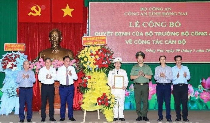 Thượng tá Lê Mạnh Hùng được bổ nhiệm làm Phó giám đốc Công an tỉnh Đồng Nai- Ảnh 2. Thượng tá Lê Mạnh Hùng được bổ nhiệm làm Phó giám đốc Công an tỉnh Đồng Nai- Ảnh 2.