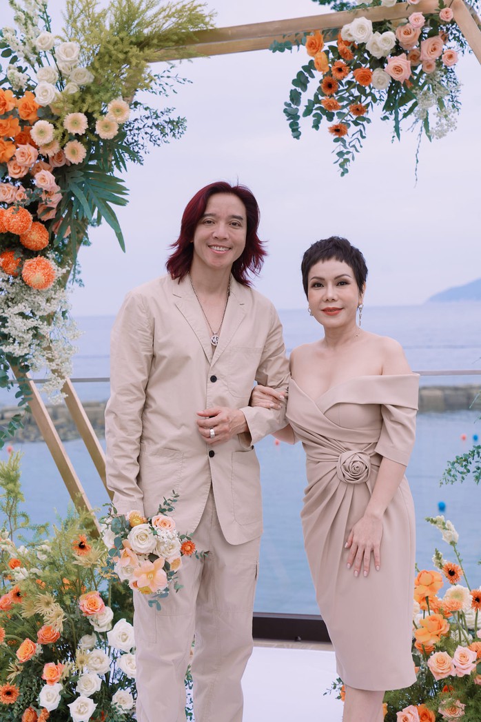 Việt Hương - Hoài Phương "tình tứ" kỷ niệm 18 năm cưới- Ảnh 13. Việt Hương - Hoài Phương "tình tứ" kỷ niệm 18 năm cưới- Ảnh 13.