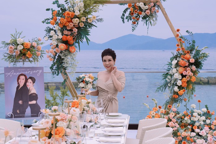 Việt Hương - Hoài Phương "tình tứ" kỷ niệm 18 năm cưới- Ảnh 7. Việt Hương - Hoài Phương "tình tứ" kỷ niệm 18 năm cưới- Ảnh 7.