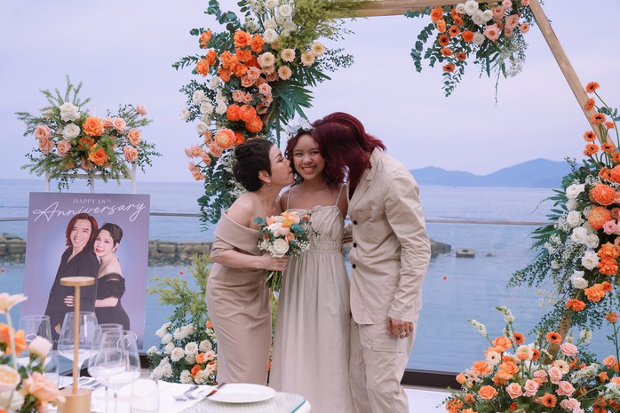Việt Hương - Hoài Phương "tình tứ" kỷ niệm 18 năm cưới- Ảnh 10. Việt Hương - Hoài Phương "tình tứ" kỷ niệm 18 năm cưới- Ảnh 10.