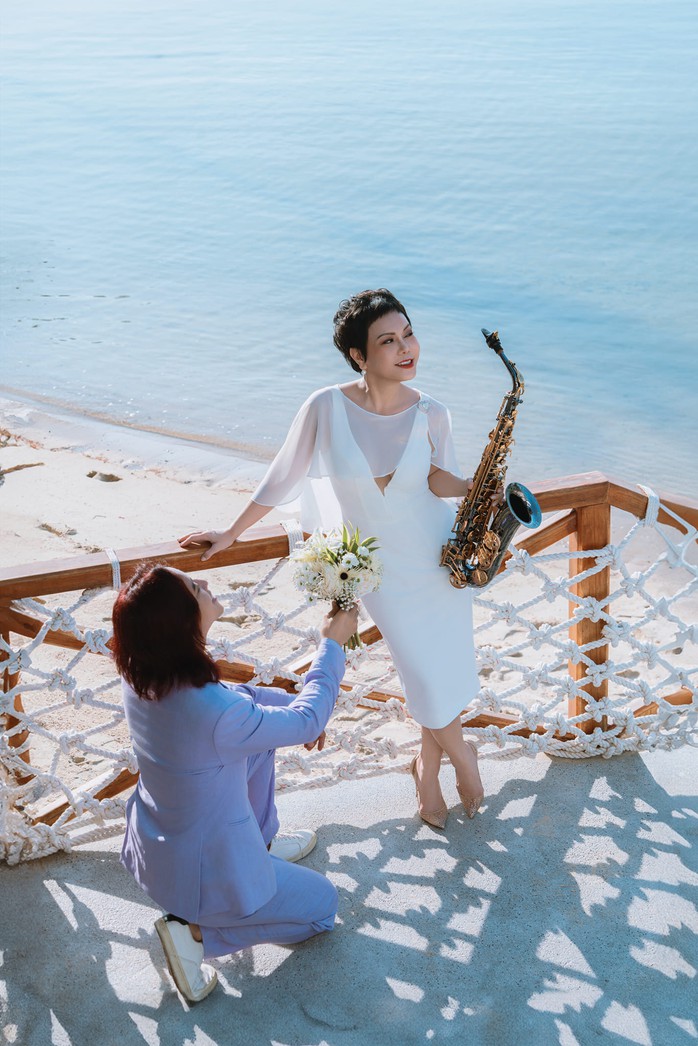 Việt Hương - Hoài Phương "tình tứ" kỷ niệm 18 năm cưới- Ảnh 5. Việt Hương - Hoài Phương "tình tứ" kỷ niệm 18 năm cưới- Ảnh 5.