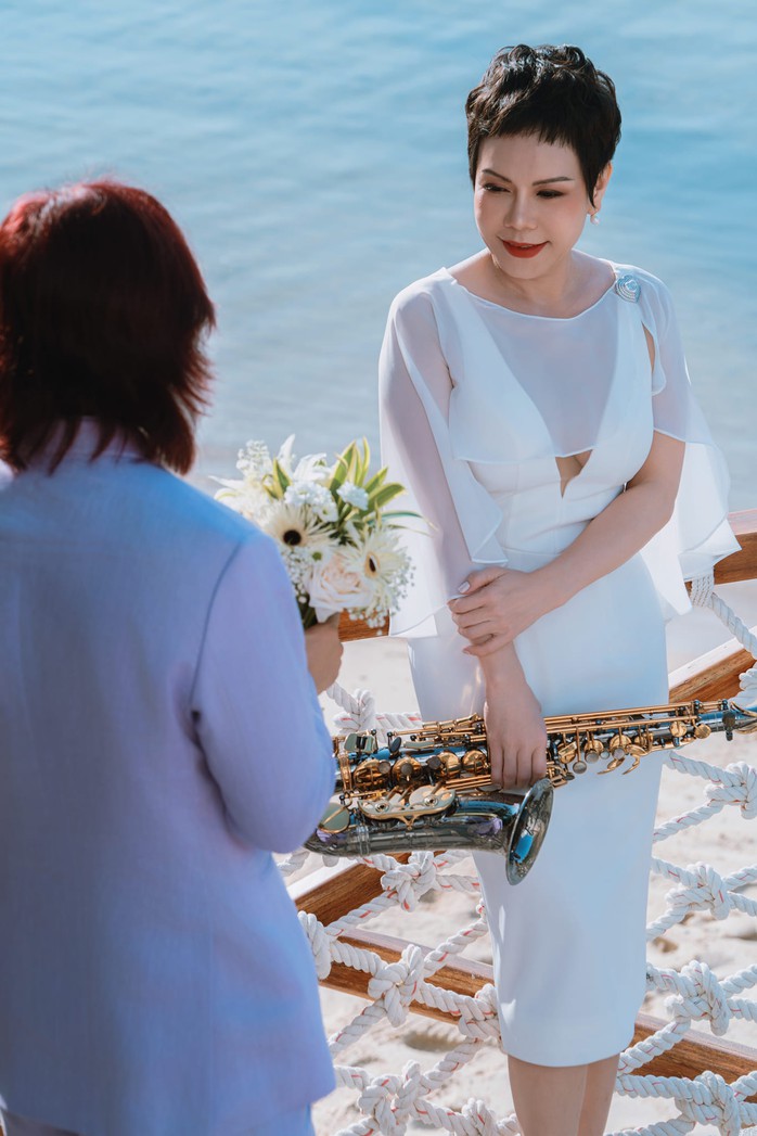 Việt Hương - Hoài Phương "tình tứ" kỷ niệm 18 năm cưới- Ảnh 4. Việt Hương - Hoài Phương "tình tứ" kỷ niệm 18 năm cưới- Ảnh 4.