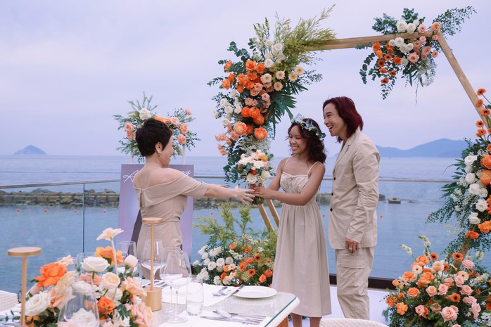 Việt Hương - Hoài Phương "tình tứ" kỷ niệm 18 năm cưới- Ảnh 8. Việt Hương - Hoài Phương "tình tứ" kỷ niệm 18 năm cưới- Ảnh 8.