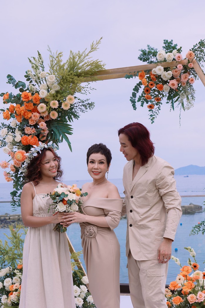 Việt Hương - Hoài Phương "tình tứ" kỷ niệm 18 năm cưới- Ảnh 9. Việt Hương - Hoài Phương "tình tứ" kỷ niệm 18 năm cưới- Ảnh 9.