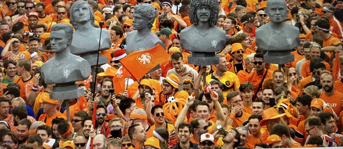 THƯ TỪ ĐỨC: Fan Hà Lan khuấy động Euro 2024- Ảnh 1. THƯ TỪ ĐỨC: Fan Hà Lan khuấy động Euro 2024- Ảnh 1.