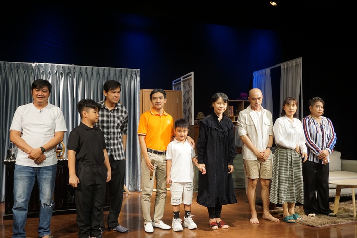 NSƯT Vũ Xuân Trang - Hoàng Thy dốc sức truy tìm "Kẻ lạc hồn" tại Xóm kịch- Ảnh 3. NSƯT Vũ Xuân Trang - Hoàng Thy dốc sức truy tìm "Kẻ lạc hồn" tại Xóm kịch- Ảnh 3.