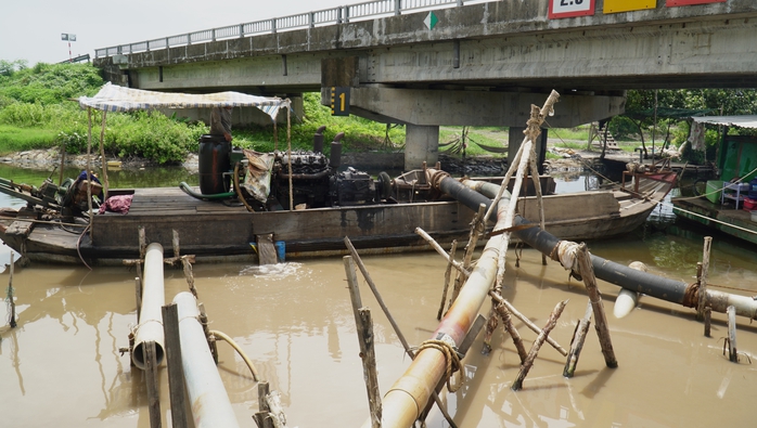 Hối hả vận chuyển cát biển về dự án cao tốc ở Cà Mau- Ảnh 2. Hối hả vận chuyển cát biển về dự án cao tốc ở Cà Mau- Ảnh 2.