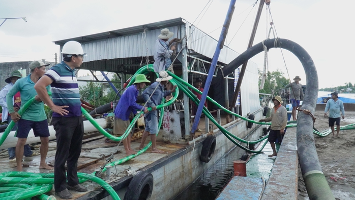 Hối hả vận chuyển cát biển về dự án cao tốc ở Cà Mau- Ảnh 4. Hối hả vận chuyển cát biển về dự án cao tốc ở Cà Mau- Ảnh 4.