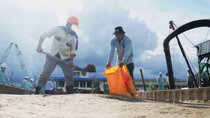 Hối hả vận chuyển cát biển về dự án cao tốc ở Cà Mau- Ảnh 5. Hối hả vận chuyển cát biển về dự án cao tốc ở Cà Mau- Ảnh 5.