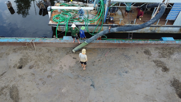 Hối hả vận chuyển cát biển về dự án cao tốc ở Cà Mau- Ảnh 6. Hối hả vận chuyển cát biển về dự án cao tốc ở Cà Mau- Ảnh 6.