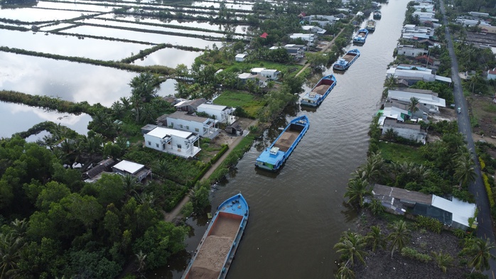 Hối hả vận chuyển cát biển về dự án cao tốc ở Cà Mau- Ảnh 8. Hối hả vận chuyển cát biển về dự án cao tốc ở Cà Mau- Ảnh 8.