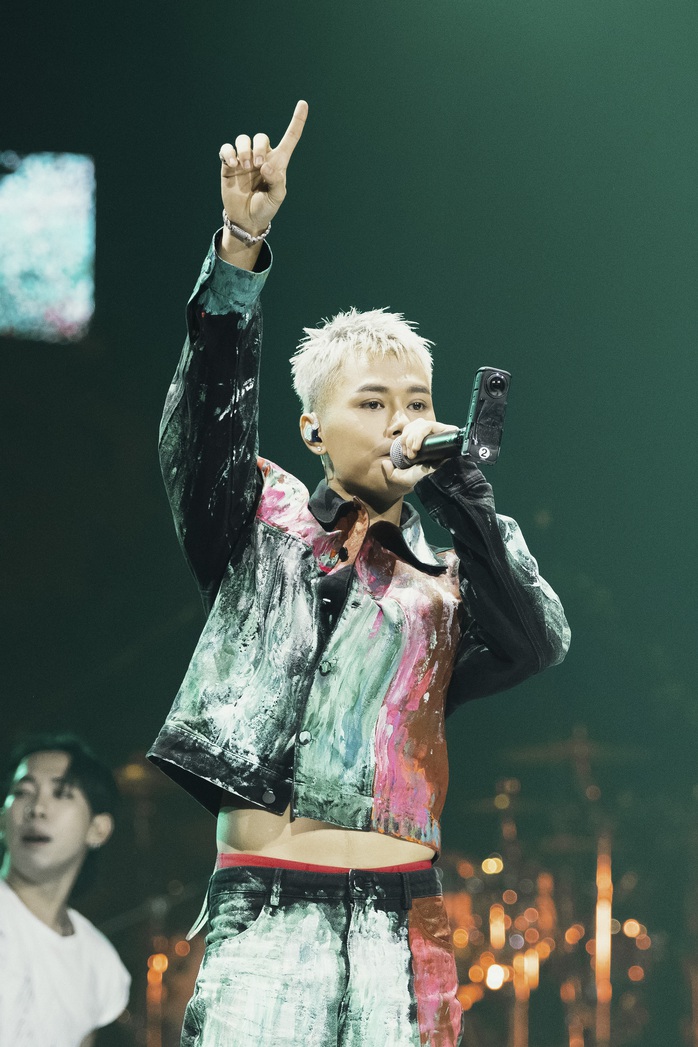 Có gì trong Live Stage trị giá "1 căn chung cư" của Young Bi?- Ảnh 3. Có gì trong Live Stage trị giá "1 căn chung cư" của Young Bi?- Ảnh 3.