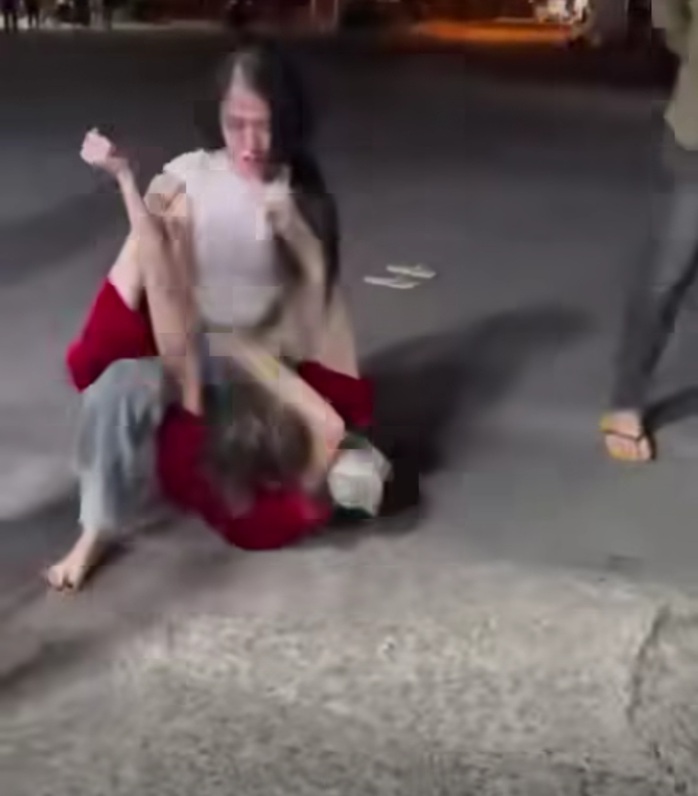 CLIP: Hai cô gái trẻ CLIP: Hai cô gái trẻ