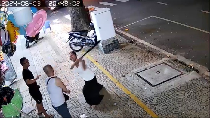 Điều tra vụ cầm gậy bóng chày ẩu đả giữa trung tâm TP HCM- Ảnh 1. Điều tra vụ cầm gậy bóng chày ẩu đả giữa trung tâm TP HCM- Ảnh 1.
